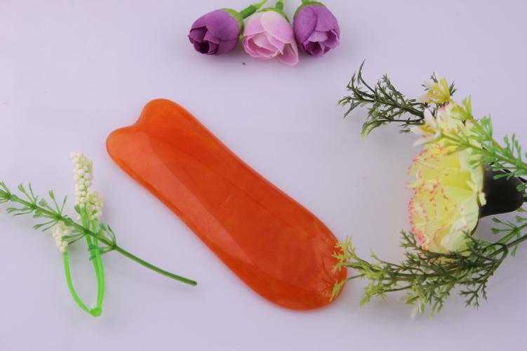 厂家直销 树脂蜜蜡 鱼形刮痧板 天然植物 保健养生用品